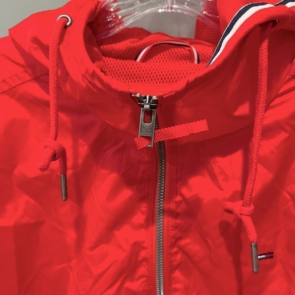 Tommy Hilfiger Wind Breaker/Rain coat. Women’s size medium - Picture 4 of 7